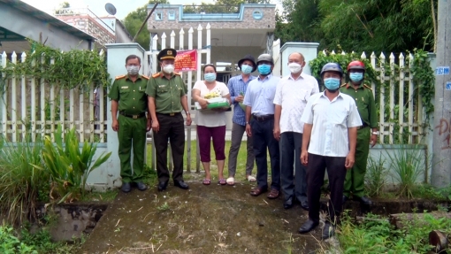 Công an An Giang tặng quà cho người cách ly tại nhà