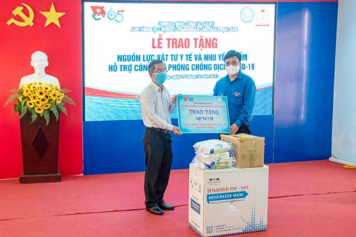 Trao tặng nguồn lực vật tư y tế và nhu yếu phẩm hỗ trợ công tác phòng, chống dịch COVID- 19
