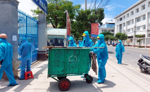 Công ty Cổ phần Môi trường đô thị An Giang thu gom tại các điểm trường tiếp nhận người dân về địa phương 73 tấn rác
