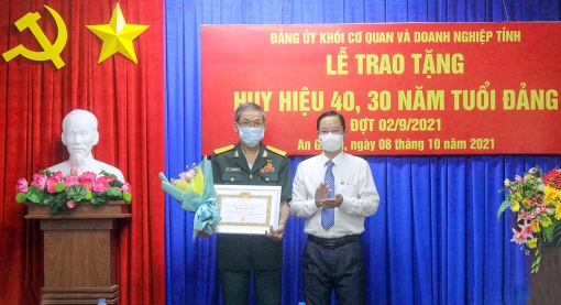 Đảng ủy Khối Cơ quan và Doanh nghiệp An Giang trao huy hiệu Đảng đợt 2-9