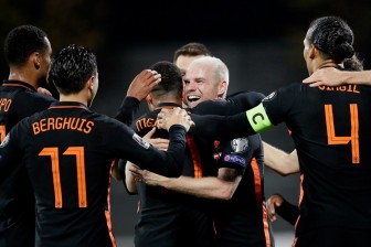 Hà Lan nhọc nhằn đánh bại Latvia