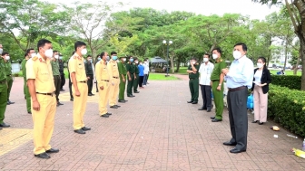 Lãnh đạo huyện An Phú thăm và tặng quà lực lượng hỗ trợ người dân về quê