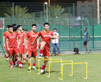 Bão đổ bộ Oman, tuyển Việt Nam tập trên mặt sân thiếu chất lượng