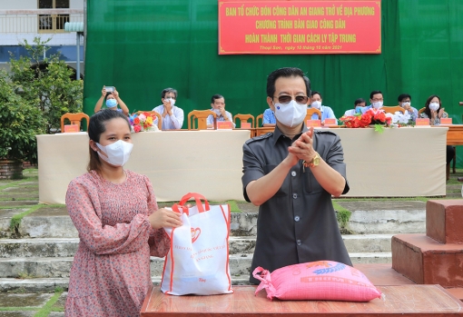 Bí thư Tỉnh ủy An Giang Lê Hồng Quang dự lễ bàn giao công dân hoàn thành cách ly tập trung