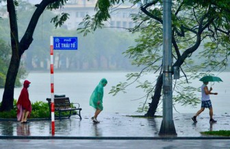 Bảo đảm an toàn cho dân về quê khi mưa bão