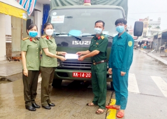 Phụ nữ Công an tỉnh An Giang hỗ trợ vật tư thiết yếu cho chốt kiểm dịch
