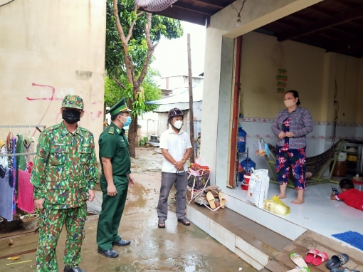 Đồn Biên phòng Cửa khẩu Long Bình hỗ trợ 200 phần quà cho người dân từ các tỉnh, thành phố trở về huyện An Phú