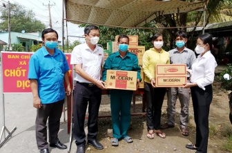 Liên đoàn Lao động và Agribank chi nhánh huyện Tri Tôn tặng quà lực lượng phòng, chống dịch COVID-19