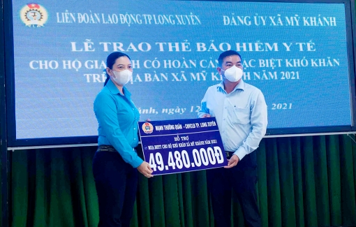 Trao thẻ bảo hiểm y tế, học bổng và xe đạp cho học sinh, hộ gia đình cận nghèo, có hoàn cảnh đặc biệt khó khăn ở Mỹ Khánh