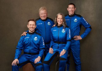 Blue Origin đưa hành khách lớn tuổi nhất bay vào vũ trụ