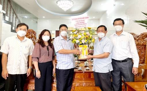 UBMTTQVN tỉnh An Giang thăm, tặng quà doanh nghiệp nhân kỷ niệm ngày Doanh nhân Việt Nam