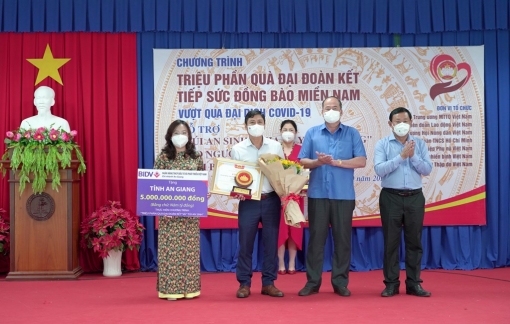 “Triệu phần quà Đại đoàn kết”, “Túi an sinh” đến với người dân An Giang
