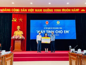 Tiếp nhận hơn 108 tỷ đồng tài trợ cho Chương trình 'Sóng và máy tính cho em'