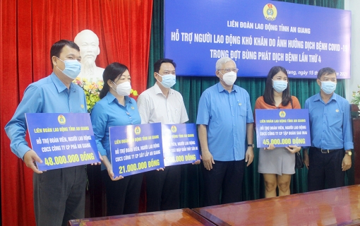 Liên đoàn Lao động tỉnh An Giang trao tiền hỗ trợ đợt 2 cho đoàn viên, người lao động có hoàn cảnh khó khăn do bị ảnh hưởng bởi dịch COVID-19