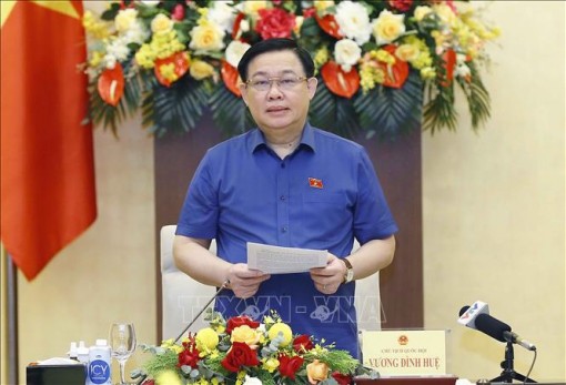 Chủ tịch Quốc hội chủ trì buổi làm việc về chính sách hỗ trợ nền kinh tế vượt qua khó khăn