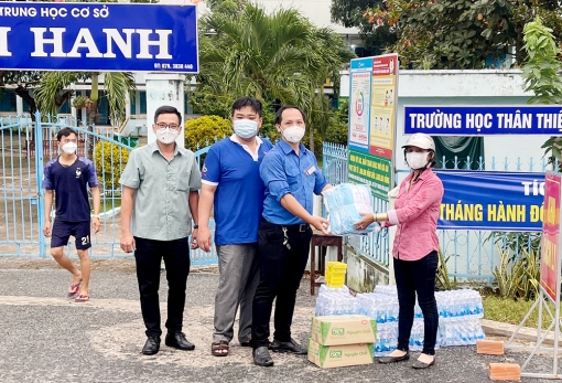 Đoàn cơ sở Văn phòng UBND tỉnh An Giang tặng quà hỗ trợ người dân trong tỉnh gặp khó khăn do ảnh hưởng dịch bệnh COVID-19