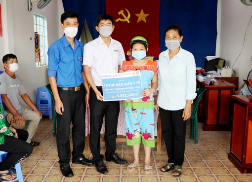 Thêm 40 thẻ bảo hiểm y tế cho học sinh ở thị trấn An Châu có hoàn cảnh khó khăn