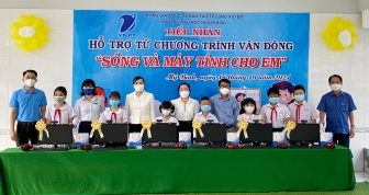 Hỗ trợ máy vi tính, sim 4G cho học sinh Trường Tiểu học Nguyễn Du có hoàn cảnh khó khăn học trực tuyến
