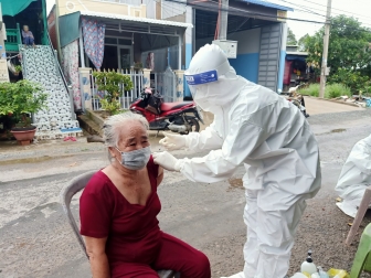 UBND tỉnh An Giang yêu cầu khẩn trương đẩy nhanh tiến độ tiêm vaccine phòng COVID-19
