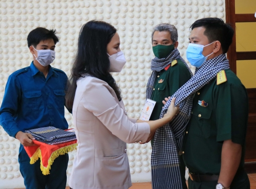 Lãnh đạo TP. Long Xuyên thăm, động viên cán bộ, chiến sĩ tham gia tiếp nhận công dân về quê hương