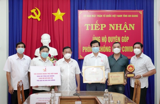 Hội Doanh nhân trẻ Việt Nam tặng tỉnh An Giang 1.000 bộ đồ bảo hộ y tế