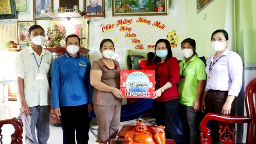 Hội Liên hiệp Phụ nữ huyện Châu Thành thăm, tặng quà cho hội viên, phụ nữ tiêu biểu tham gia công tác phòng, chống dịch bệnh COVID-19