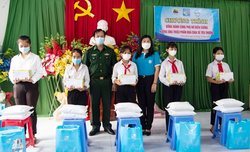 Tặng quà cho phụ nữ và học sinh ở Nhơn Hội có hoàn cảnh khó khăn do ảnh hưởng dịch COVID-19