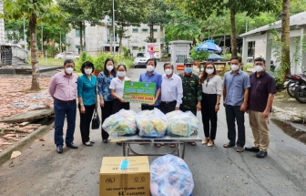 Tổ công tác 970 tặng 12.000 túi an sinh cho An Giang