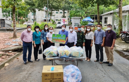 Tổ công tác 970 tặng 12.000 túi an sinh cho An Giang