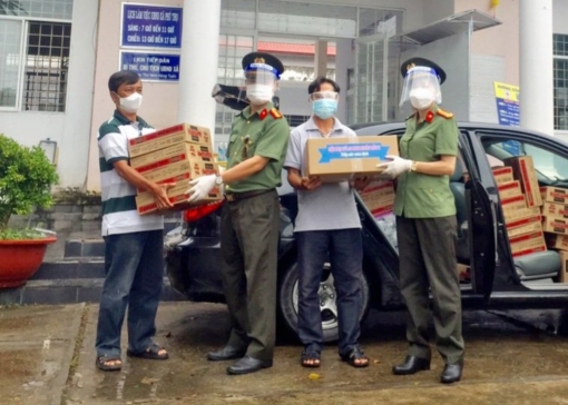 Phụ nữ Công an An Giang động viên đồng đội nơi tuyến đầu chống dịch