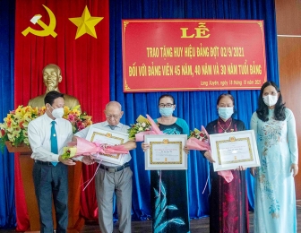 Ban Thường vụ Thành ủy Long Xuyên trao huy hiệu Đảng cho các đảng viên cao niên tuổi Đảng