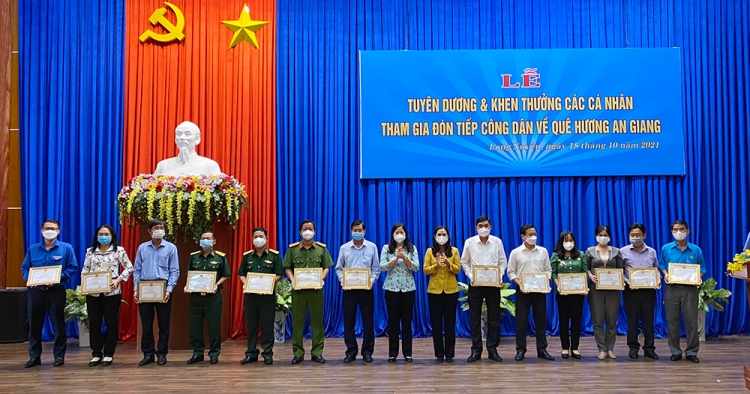 TP. Long Xuyên tuyên dương, khen thưởng các cá nhân tham gia đón tiếp công dân về quê