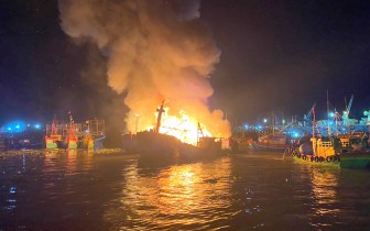 Cháy 5 tàu cá đang neo đậu tại cảng cá Quy Nhơn