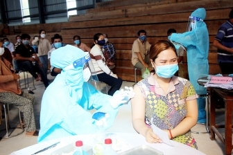 Lãnh đạo huyện Chợ Mới thăm, tặng quà lực lượng quân sự hỗ trợ tiêm vaccine phòng COVID-19 cho huyện