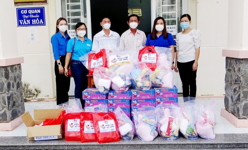 Tặng quà cho thanh niên có vợ tử vong vì COVID-19