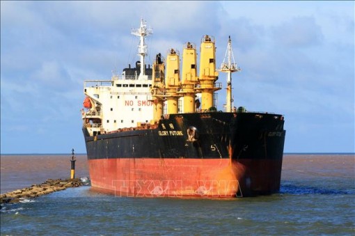 Cứu hộ tàu vận tải 28.000 tấn mắc cạn ở vùng biển Cửa Việt, Quảng Trị