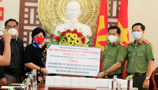 Đoàn doanh nhân TP. Hồ Chí Minh trao tặng quà  cán bộ, chiến sĩ Công an An Giang ở tuyến đầu chống dịch