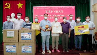 An Giang tiếp nhận trang thiết bị y tế và nhu yếu phẩm do đoàn từ thiện Tập đoàn Hoa Sen trao tặng