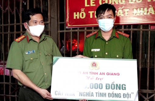 Đại tá Đinh Văn Nơi, Giám đốc Công an An Giang trao tiền cất nhà “Nghĩa tình đồng đội”
