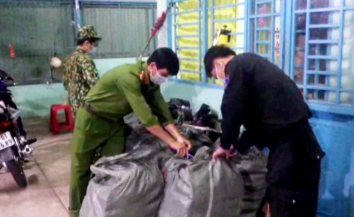 An Giang: Bắt quả tang xe tải chở số lượng lớn hàng hóa không rõ nguồn gốc