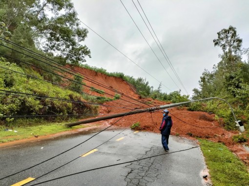 Quảng Nam: Sạt lở nghiêm trọng trên Quốc lộ 618, đường sắt bị gián đoạn