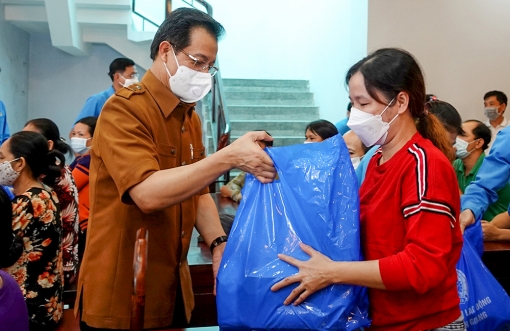 Liên đoàn Lao động tỉnh An Giang trao tặng “Túi an sinh công đoàn” cho đoàn viên, người lao động ảnh hưởng bởi dịch bệnh COVID-19