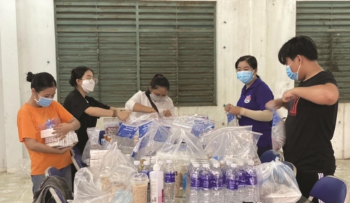Tình nguyện viên chăm sóc bệnh nhân COVID-19