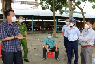 Bí thư Huyện ủy Châu Thành Lê Phước Dũng kiểm tra công tác phòng, chống dịch bệnh COVID-19 tại khu phong tỏa và các điểm tiêm vaccine