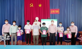 Ngân hàng Chính sách Xã hội chi nhánh tỉnh An Giang trao tặng máy tính bảng cho học sinh mồ côi và có hoàn cảnh khó khăn