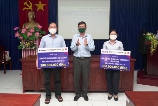 BIDV chi nhánh An Giang tặng 500 triệu đồng hỗ trợ cho ngành y tế An Giang phòng, chống dịch bệnh COVID-19