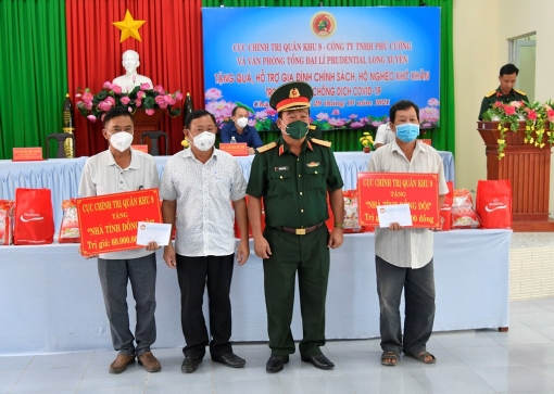 Quân khu 9 tặng quà, hỗ trợ gia đình chính sách, hộ nghèo tại TP. Châu Đốc