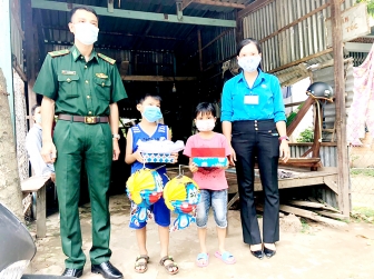 Phụ nữ Phú Hữu tham gia bảo vệ biên giới, chăm lo phụ nữ, trẻ em
