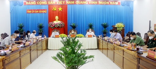 Thường trực Tỉnh ủy An Giang họp giao ban đánh giá tình hình thực hiện nhiệm vụ phát triển kinh tế - xã hội và công tác phòng, chống dịch COVID-19