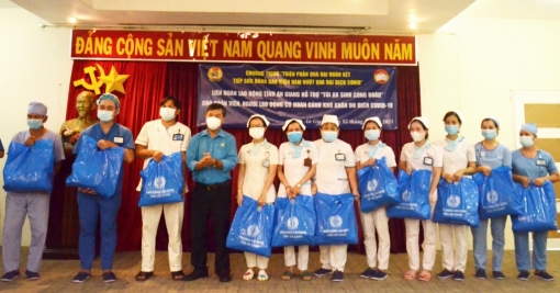 Công đoàn ngành Y tế An Giang trao “Túi an sinh Công đoàn” cho đoàn viên, người lao động ảnh hưởng bởi dịch COVID-19